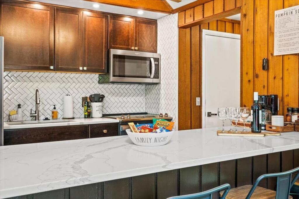 The Gingerbread House: 4 Bedroom Chalet, W/ Sunroom/Deck, Sleeps 12, Modern Amenities McGaheysville Exterior photo