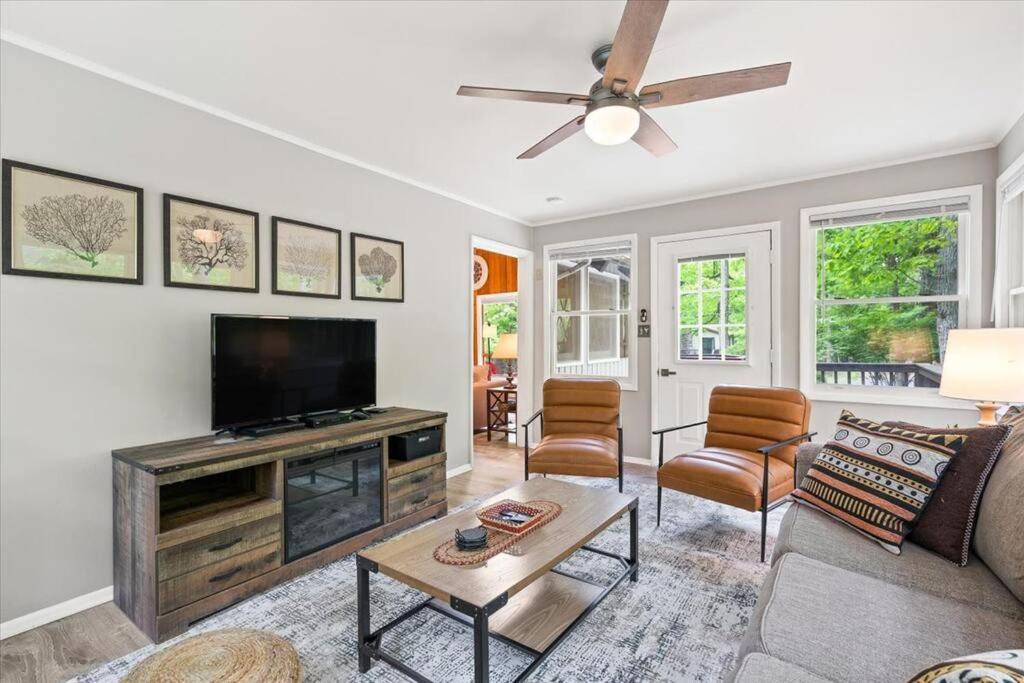 The Gingerbread House: 4 Bedroom Chalet, W/ Sunroom/Deck, Sleeps 12, Modern Amenities McGaheysville Exterior photo