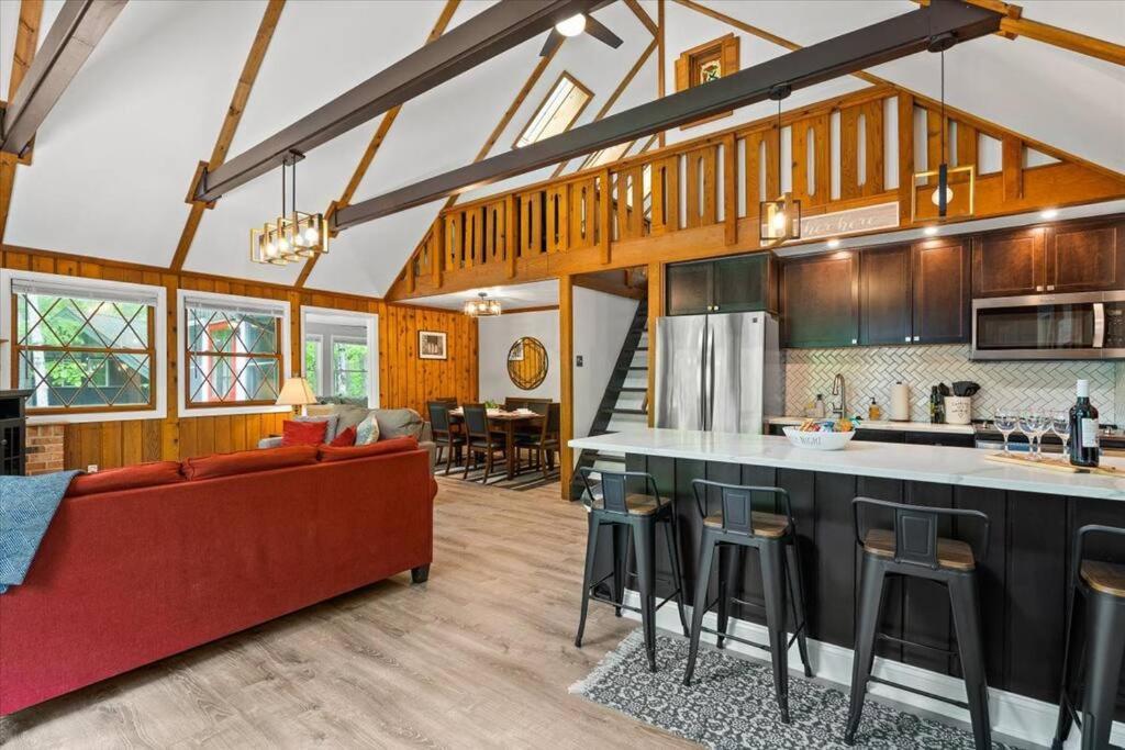 The Gingerbread House: 4 Bedroom Chalet, W/ Sunroom/Deck, Sleeps 12, Modern Amenities McGaheysville Exterior photo