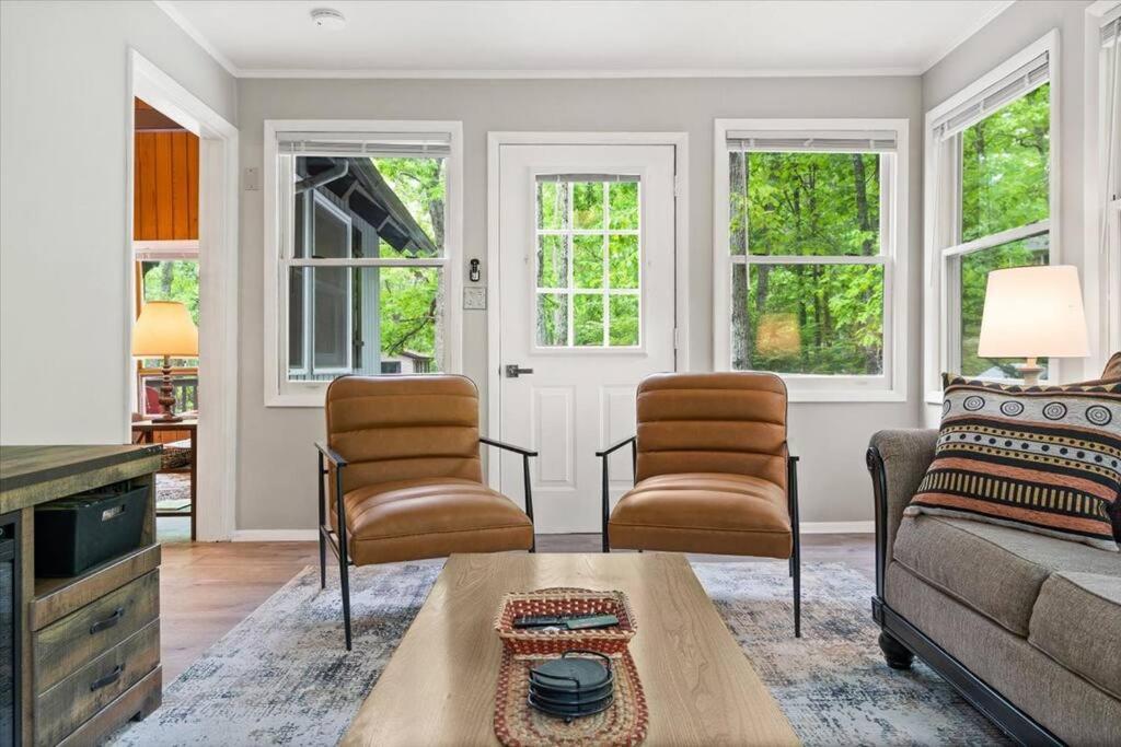 The Gingerbread House: 4 Bedroom Chalet, W/ Sunroom/Deck, Sleeps 12, Modern Amenities McGaheysville Exterior photo